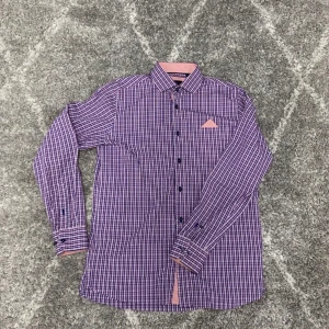 Herr skjortor!  - Herrskjortor i storlek 43-44! Väldigt fina skjortor. 200 kr styck. Eller alla tre för 500. 