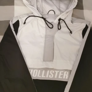 Hollister jacka strl S - Jätte fin jacka, använd ett antal gånger förra sommaren men inte sen dess. 