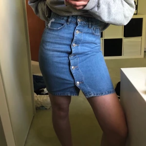 Jeans kjol - En jeans kjol med knappar i mitten. Passar till allt och det bästa är att den inte är för kort så att man knappt kan böja sig😊