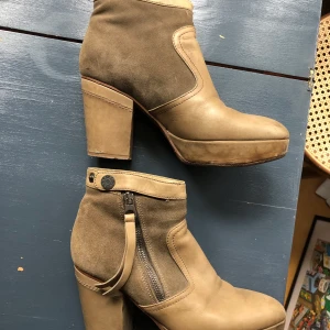 Acne Track, 37 - Acne Track storlek 37. Slitna pga väl använda men görs fina hos skomakare! 