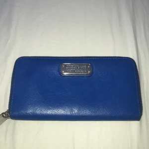 Marc Jacobs plånbok - Jättefin och unik plånbok från Marc Jacobs. Den är använd och därför finns vissa märken som även syns på bilderna men är annars i bra skick! Frakt är inkluderat!