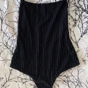 Body från Nelly, storlek S  - Säljer min body från Nelly i storlek S, använd två gånger, urringad på sidorna och ryggen 