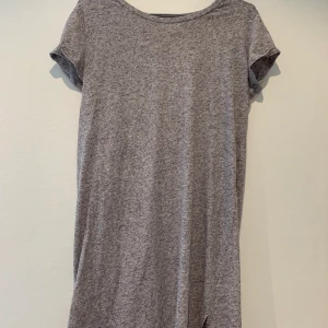 T-shirtklänning - T-shirtklänning från H&M, superskön! Köpare står för frakt 💓🌸