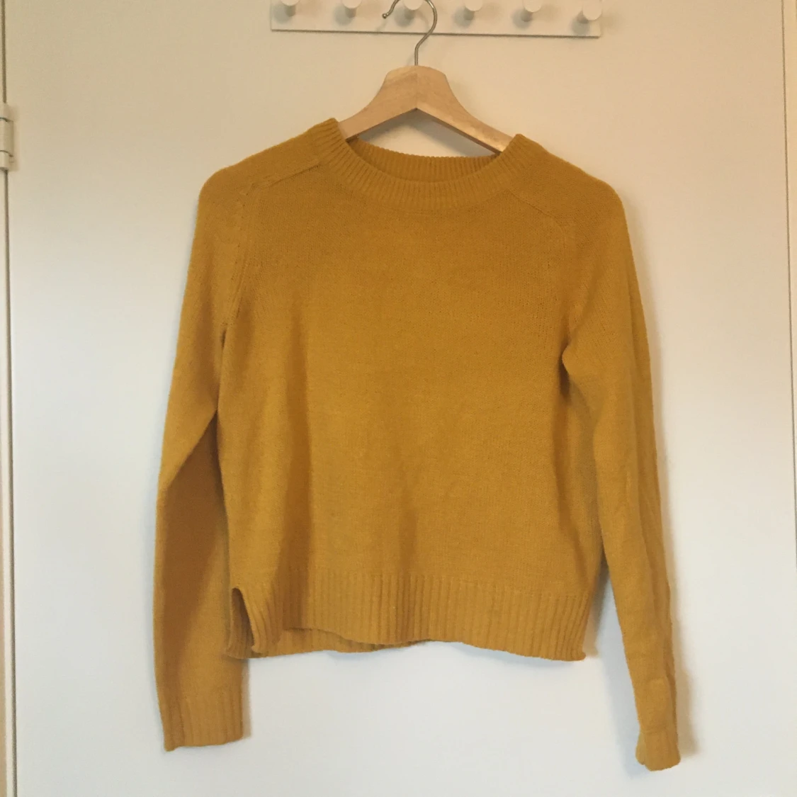 Gul stickad tröja från H&M