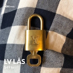 Louis Vuitton lås (smycke) - Väldigt fint skick: 10/10 Äkta från en lv väska.