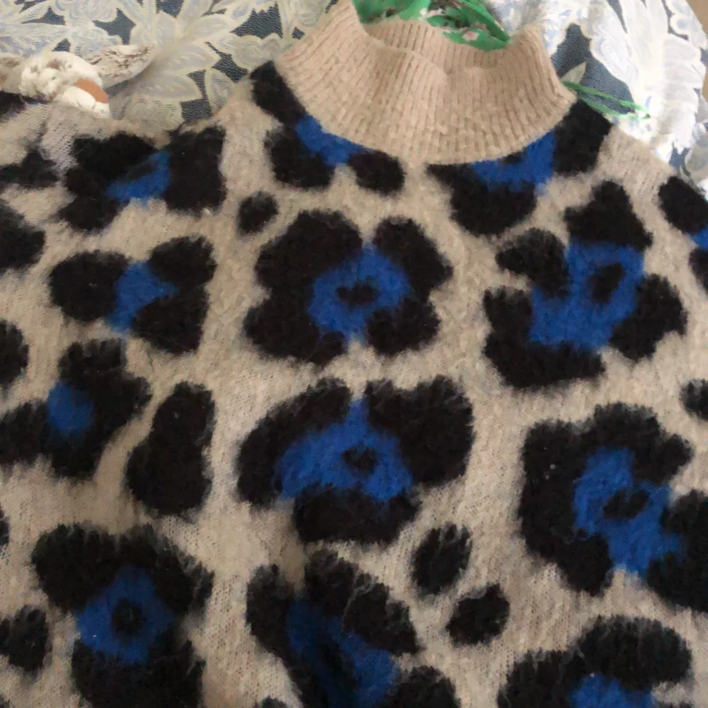 Säljer min älskade leopard tröja från Ginatricot. Passar verkligen alla mellan XS-S. Möts i Stockholm eller så fraktas den, men betalas av personen. ❤️. Stickat.