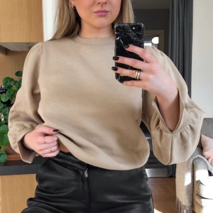 Sweatshirt med slits strl M - Helt ny tröja från Nakd. Frakt 50:-