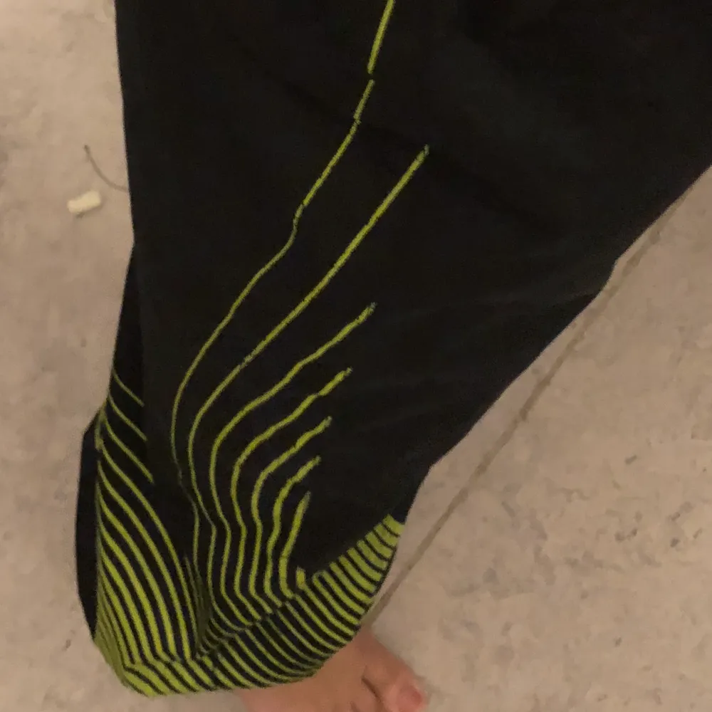 Nike TN trackpants med neon gröna detaljer. Jeans & Byxor.