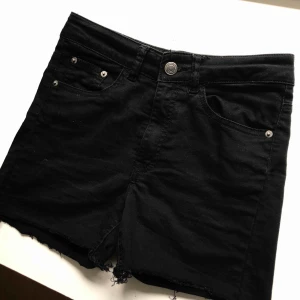  - Så fina och sköna stretchiga shorts som tyvärr har blivit för små :,( Köparen står för frakt🌍 Vill bli av med allt så fort som möjligt så kolla gärna in mina andra annonser också🥰