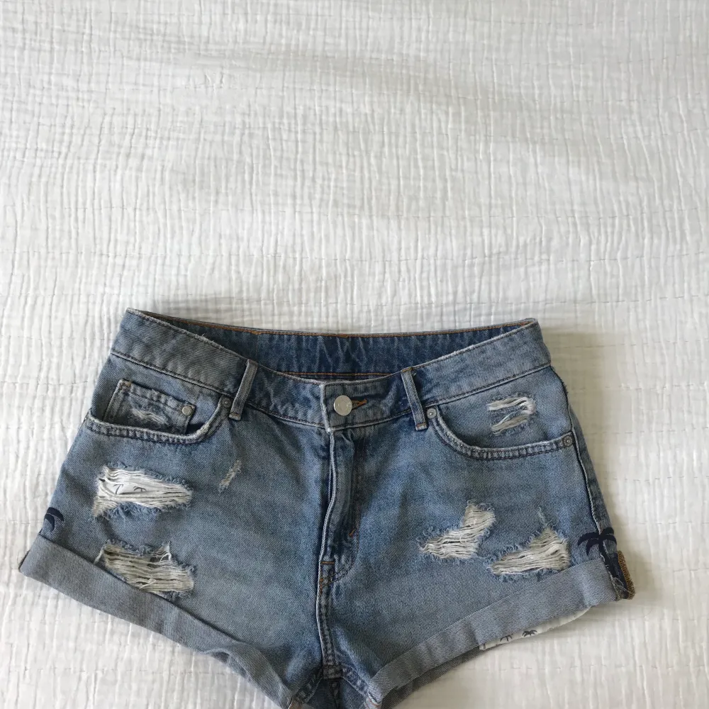 Super fina jeans shorts från HM i fint skick, knappt använda. Börja buda från 80 kr. Säljaren står för frakt💕. Shorts.