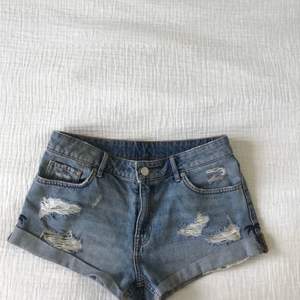Super fina jeans shorts från HM i fint skick, knappt använda. Börja buda från 80 kr. Säljaren står för frakt💕