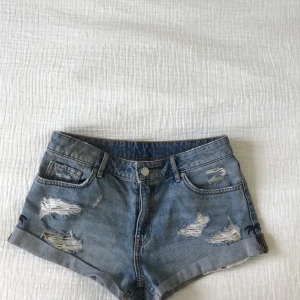 Jeans shorts från HM - Super fina jeans shorts från HM i fint skick, knappt använda. Börja buda från 80 kr. Säljaren står för frakt💕