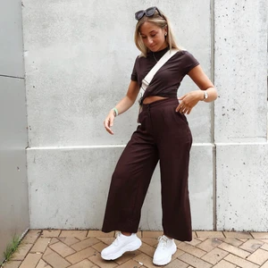 bruna byxor  - Säljer dessa snygga bruna byxorna i flowigt material 🤎 så sköna! Frakt på 79 kronor tillkommer 