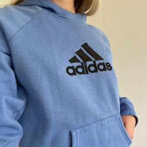Adidas hoodie  - Adidas hoodie i en super härlig blå färg. Köpt secondhand, står att de är storlek UK 14 och USA M, men den är liten i storleken. Köparen står för frakt🧚🏻‍♀️