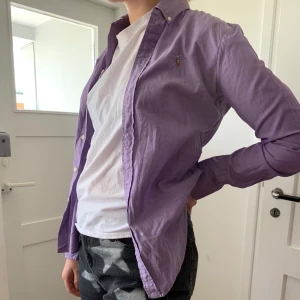 Ralph Lauren skjorta  - Lila skjorta som är helt perfekt att ha över en t-shirt eller liknande🤩💜