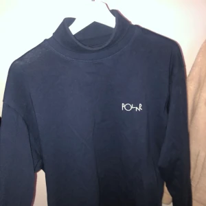 Polotröja  - Marinblå polotröja från skatemärket polar. Inköpt för 500 kr true in size. Frakt inkluderat