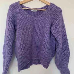  - Superfin ganni-inspirerad tröja med en härlig lila färg. Använd fåtal gånger så den är princip som ny. Passformen skulle jag snarare säga är som en S/XS, alltså rätt liten i storleken.