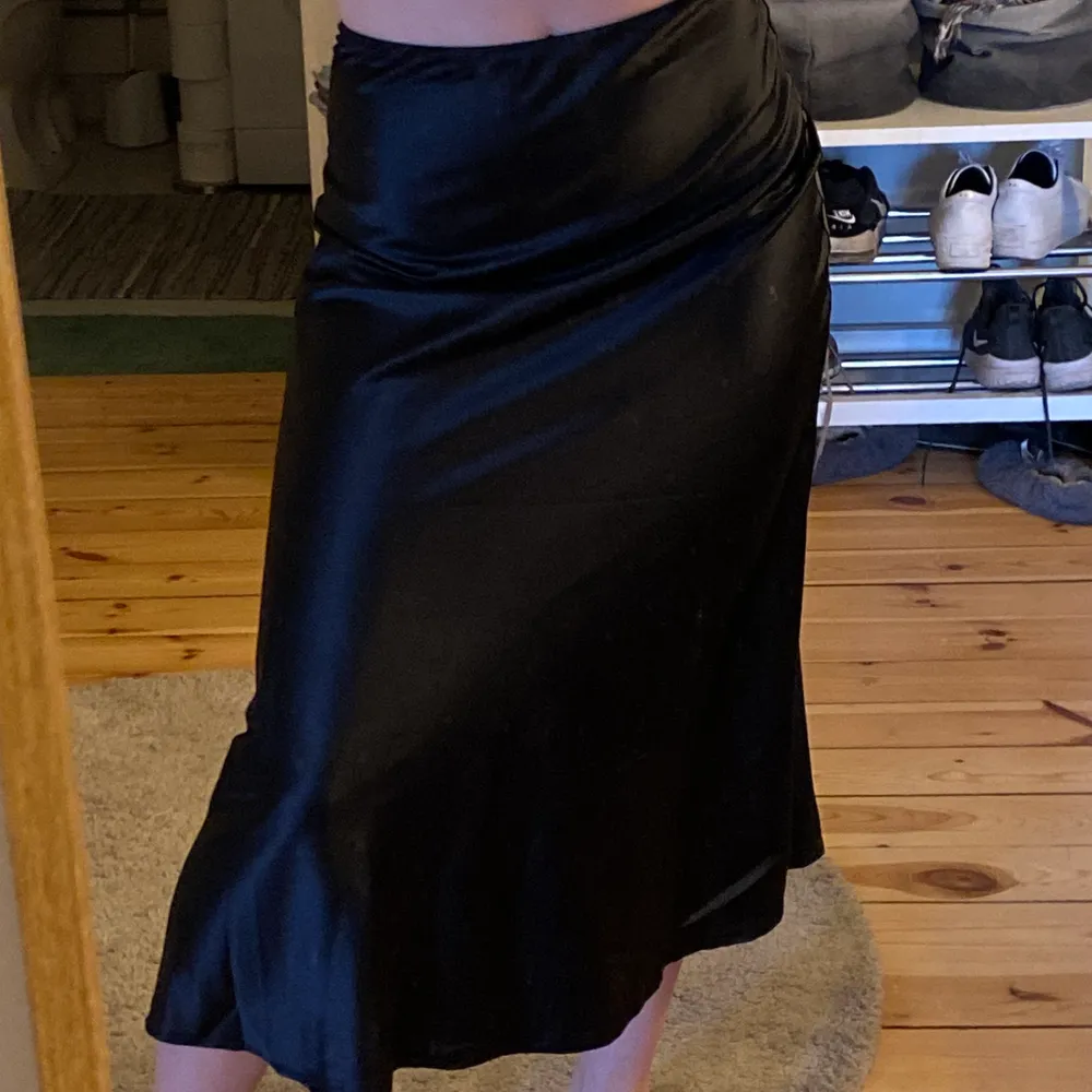 Helt ny kjol i siden från junkyard, aldrig använd! Säljer på grund av att den är lite för stor. Nypris 300kr. Kjolar.