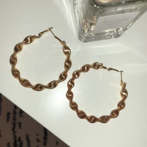 Guld örhängen - Jättefina guld örhängen som är aldrig använda. 