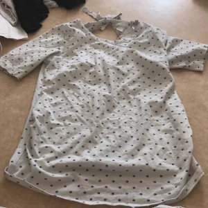 t Shirt - en helt ny mamma t shirt från h&m. men ett hål vid början av nacken. Frakt inte inkluderat.