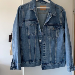 Jeansjacka oanvänd - Oversized jeansjacka oanvänd och soft till sommaren! 