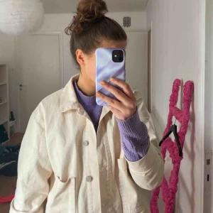  - Skitsnygg denimjacka i en sjusbeige färg och silvriga knappar! 💫🌈⚡️