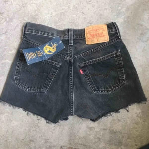  - Jeansshorts modell 501 från Levis, inköpta på Beyond retro, aldrig använda av mig (prislappen kvar)   Storlek W:29 på taggen, men står 28 på prislappen. Möts upp i centrala Sthlm annars tillkommer frakt 🌴