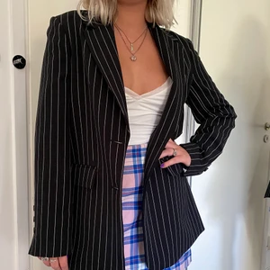 Kavaj  - Randig kavaj, knapp använd! Frakt tillkommer 😇