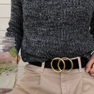 svart skärp  - svart skärp med diskret krokodilskinnsmönster och guldfärgat spänne. endast använd fåtal gånger — som ny!