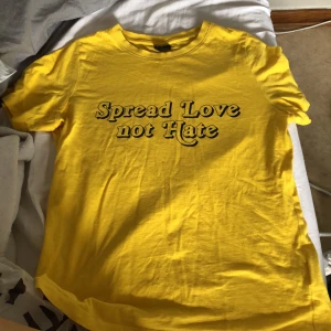 Kul t-shirt - En gul t-shirts från Gina tricot. Står ”spread love not hate” på framsidan. Frakt tillkommer om man inte kan mötas i Gävle 
