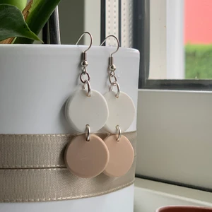 Örhängen - Örhängen av polymerlera. 49kr + 11kr frakt:)