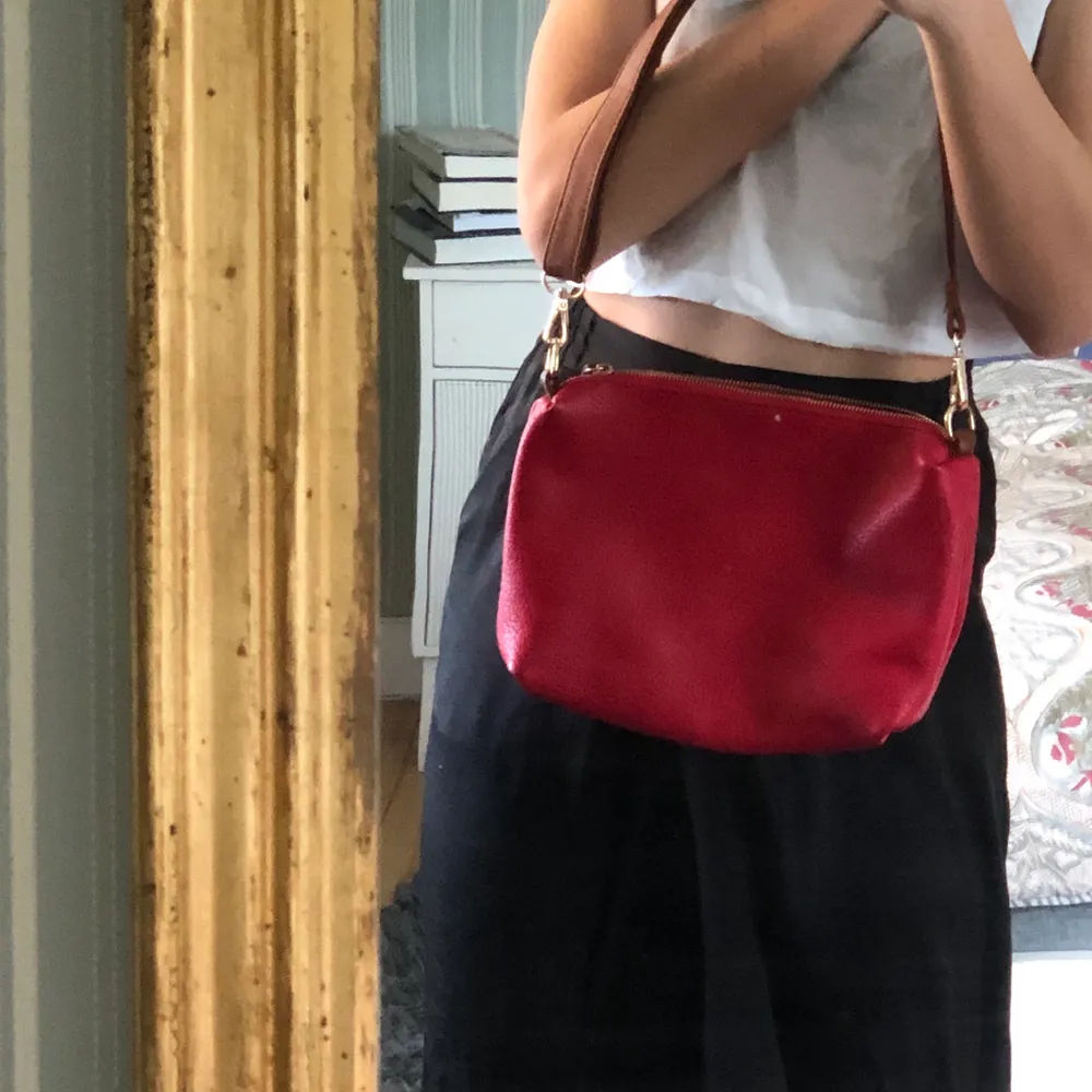 Jättefin röd väska i perfekt storlek! Tyvärr går den inte att stänga då dragkedjan är sönder (därav lågt pris) men funkar bra ändå🥰🥰 finns även stor handväska, kan skicka bild vid intresse😋. Väskor.