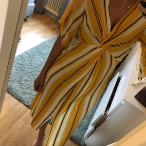 Klänning  - Halvlång sommar klänning ifrån River Island med liten slits i benen.  Passar storlek S. Använd endast en gång.