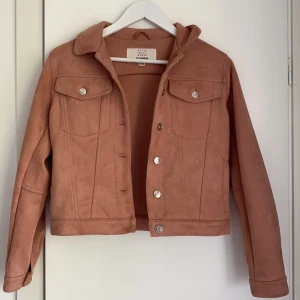 Jacka från pull&bear - Rosa/beige/brun jacka från pull&bear. I mycket fint skick🤩 finns i Västervik, fraktas annars 🥰 pm för fler bilder