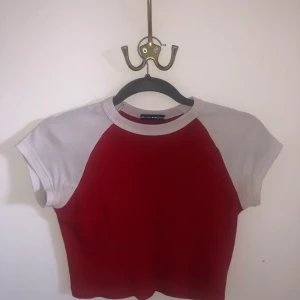 Bella top -  Fin topp från brandy melville. Inte helt felfri, har deodorant märken som inte syns när man har på sig den! Kan även byta mot annat plagg från samma märke. 