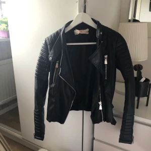 Skinnjacka chiquelle  - Strl XS, bra skick