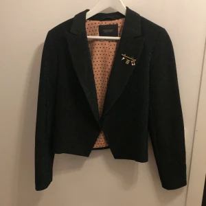 Kavaj - En ball glitterkavaj från Skotch & Soda. Glittrar i grönt😍👌🏼 Använd en gång på en modevisning. Cool men jag använder den inte så tänker att den kan göra nytta på någon annan därute istället😍💁🏼‍♀️ Mottagaren betalar frakten. Köpte den för 1500kr.