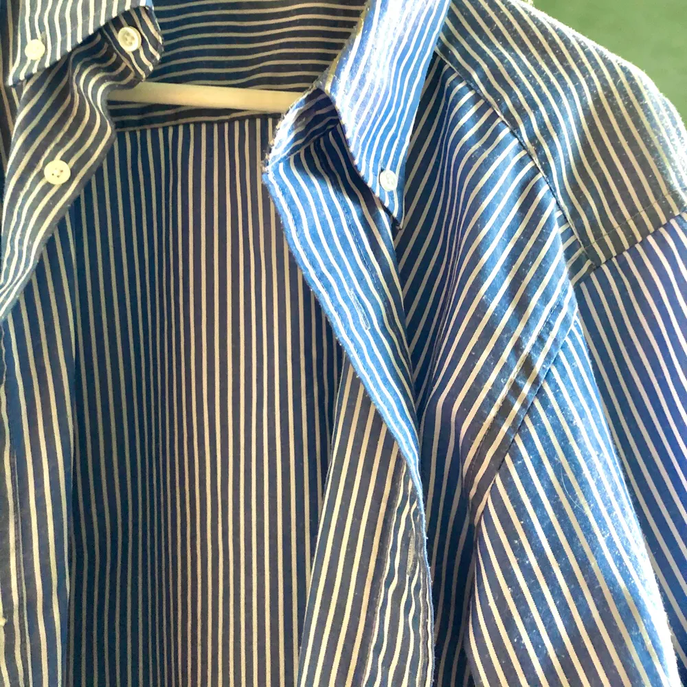 Oversized blå-vit randig skjorta, lite nopprig men annars inga skavanker. Priset är inklusive frakt. Skjortor.