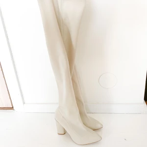 Stövlar i beige - Lårstövlar i den perfekta beiga färgen. 