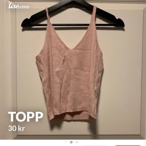 Topp  - Säljer denna fina topp från divided k storlek S 