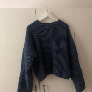 Ribbad stickat tröja  - Från H&M, aldrig använd! Perfekt  för att ha över klänningar om man gillar den stilen, eller bara som en gosig tröja under en kylig sommarkväll! Frakten ingår!! 😍💙🌱