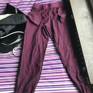 Rödvin mjukisar använde dom bara 1 gång - Skriv till mig ifall ni vill ha bilder där jag har på mig den eller vid andra frågor :)