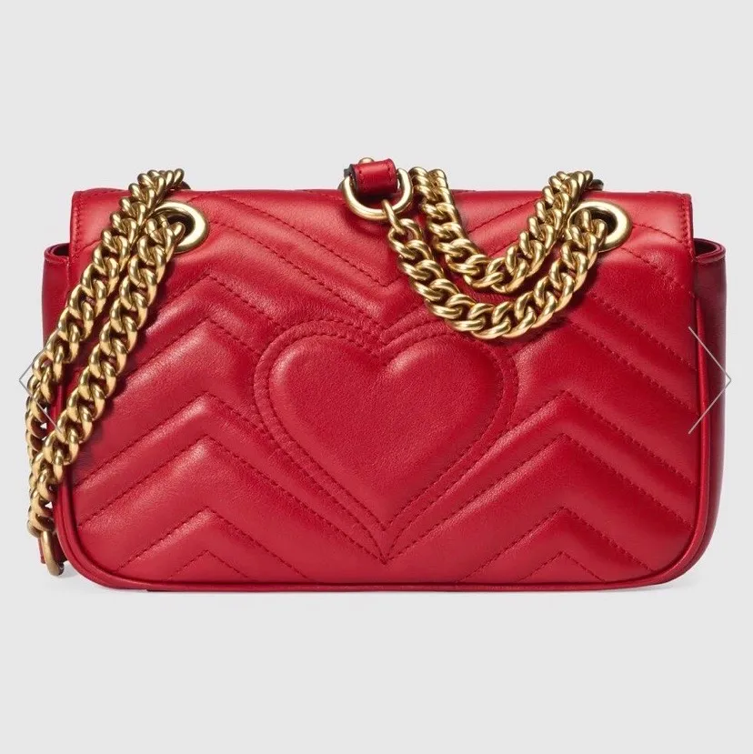 Röd Gucci väska (fejk). Ser exakt ut som på bilden förutom att den är fejk:) Nypris: 249:- ⭐️. Väskor.