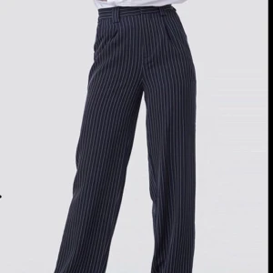 Skitsnygga kostymbyxor från nakd  - Sitter skit bra vid midjan och rumpan, sen går ut lite mer till skorna!