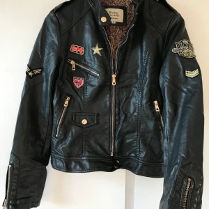 Skinnjacka - Säljer denna ovanliga skinnjacka med såå snygga detaljer. Sparsamt använd, figursydd.