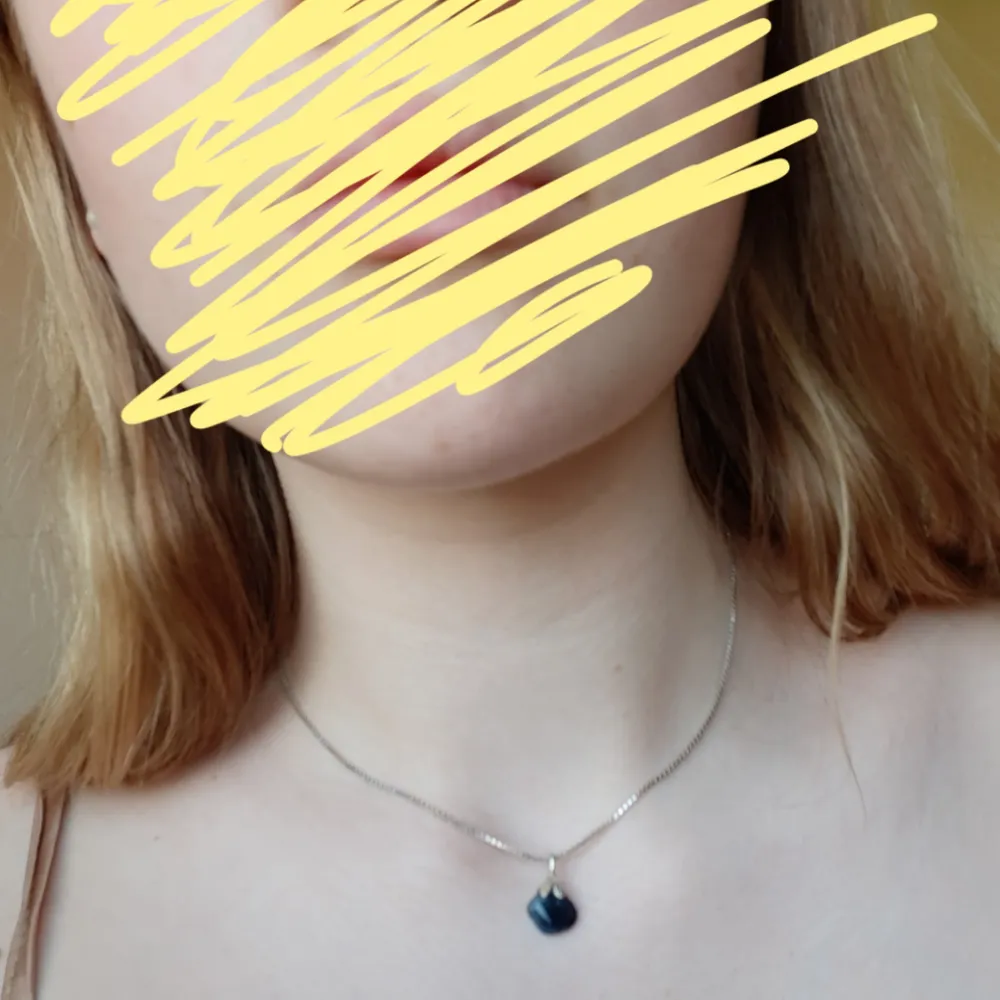 Detta halsband köptes för länge sedan på en marknad men jag säljer det då det inte är min stil längre. Kostar 41 kronor med frakt💫🥰. Accessoarer.