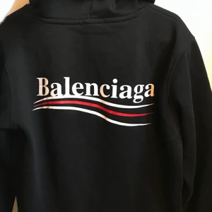 Balenciaga Hoddie  - Säljer nu min fina Balenciaga hoddie så jag inte riktigt har fått användning av den. Har haft tröjan i ca 1 år men den är väldigt varsamt använd. Tröjan är i storlek s och är en herr modell. Jag är ca 170 cm lång och på mig passar sen perfeckt. 
