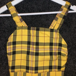 Clueless inspirerad croptop💛💛 - Superfin topp som tyvärr är för liten för mig! Använd 1 gång på festival och kan liva upp en outfit. Köpare står för frakt.