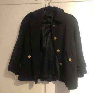 Jacka från zara storlek XS/S - Jacka från Zara, använt fåtal gånger. Riktigt fint skick. Storlek XS men fungerar för de med storlek S