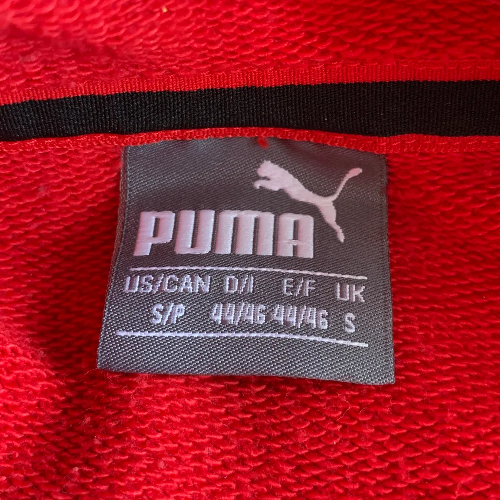 snygg och SÅ mjuk hoodie från ett samarbete mellan Puma och Ferrari. Köpte i São Paulo 2019. Har inte använt mycket, men har lite svart färg vid fickan. Skulle vara snygg att croppa så att fläcken inte syns :) Passar XS-M(på bilden en xs) Frakt ingår!. Hoodies.